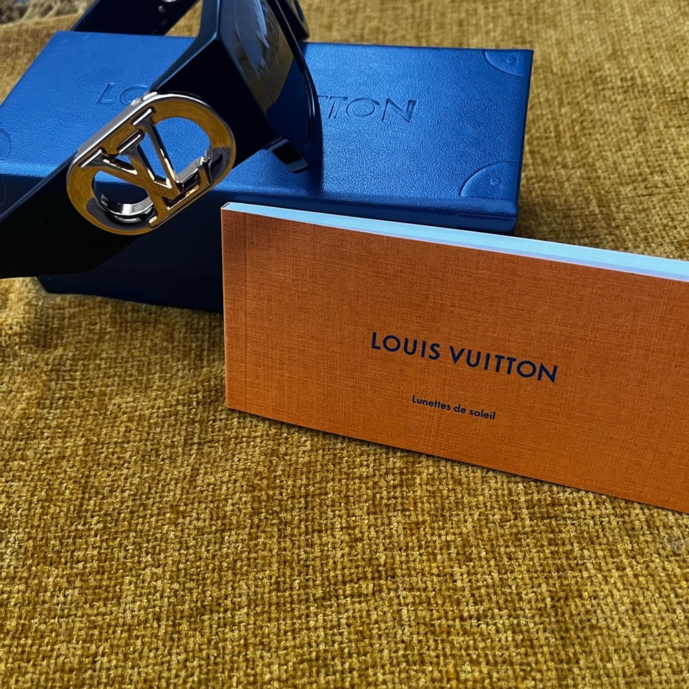 Louis Vuitton Sunglasses with gold hardware excellent condition 45mm polarized